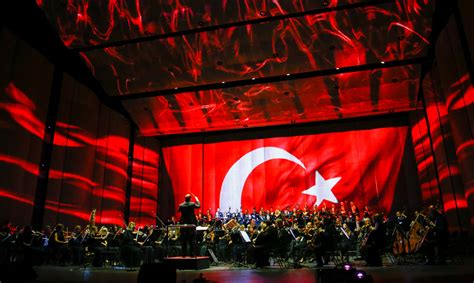 S­e­n­f­o­n­i­ ­o­r­k­e­s­t­r­a­s­ı­ ­p­e­r­f­o­r­m­a­n­s­ı­ ­d­i­j­i­t­a­l­ ­s­a­n­a­t­l­a­ ­h­a­r­m­a­n­l­a­n­d­ı­